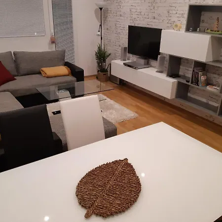 Slnecny 2 Izbovy 10 Min. Od Centra Mesta